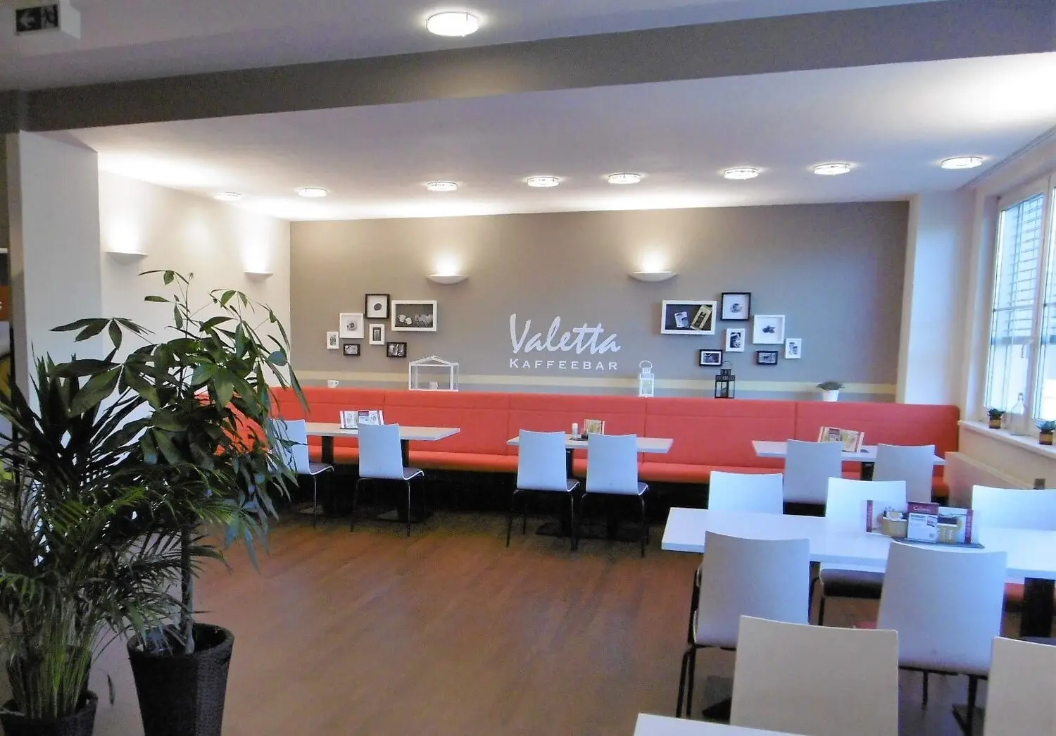 Cafeteria in einer Klinik mit hellen Möbeln und ruhiger Atmosphäre