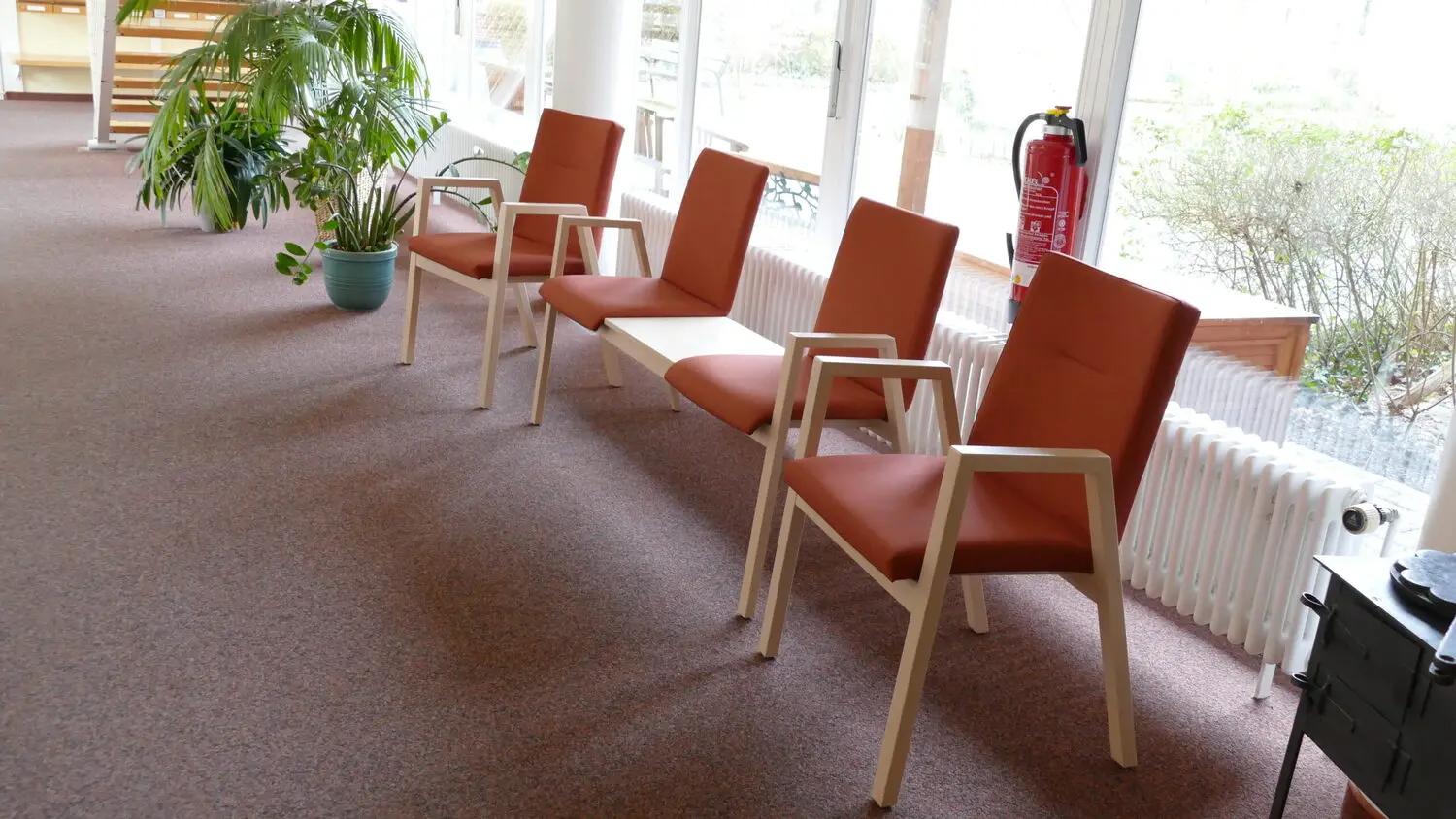 Gehobene Kantine im Komfortsegment mit Polstermöbeln und warmer Beleuchtung