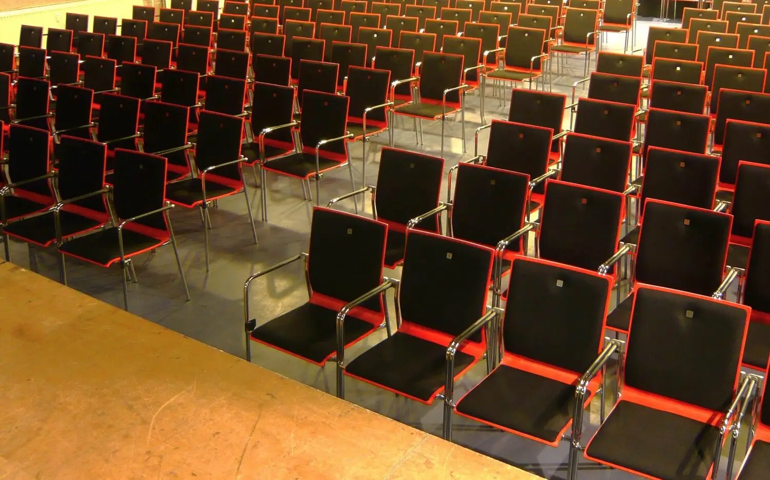 Bestuhlter Veranstaltungssaal im Capitol mit Bühne und Reihenbestuhlung