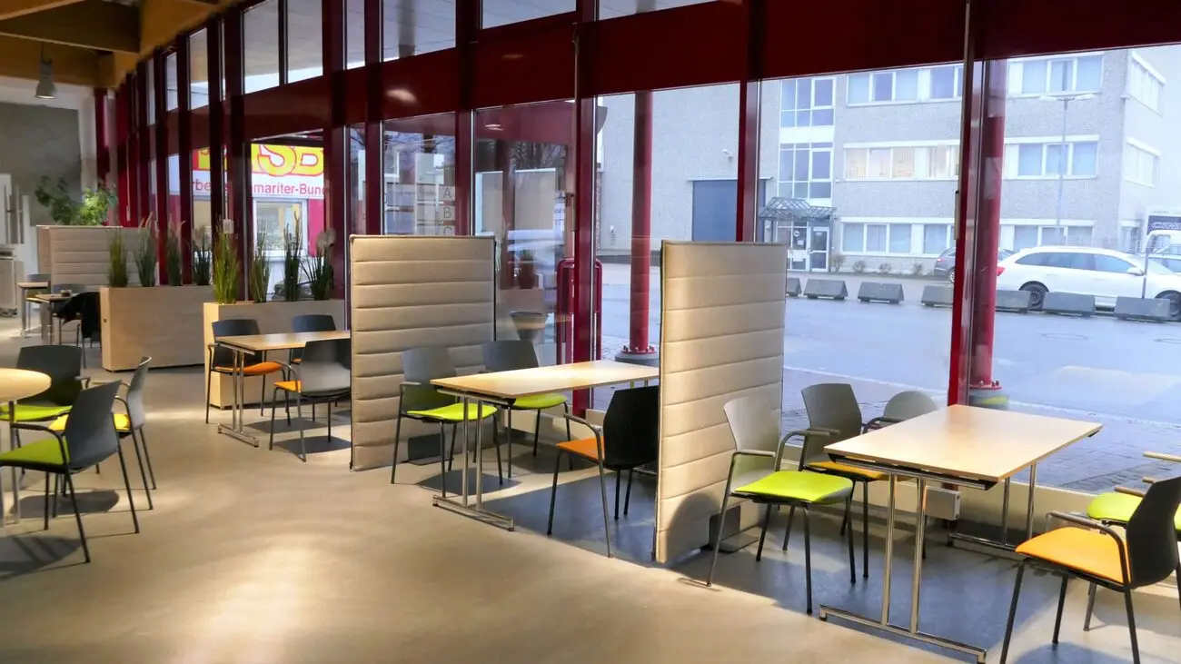Aufenthaltslounge des ASB mit kommunikativer Sitzgruppenanordnung
